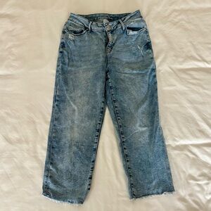 Time & Tru Mid Rise Raw Hem Distressed Light Wash Denim Capri